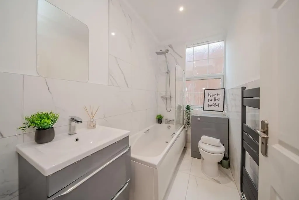 Glamours Two Bedroom Flat I Sleep 6 Guests I Walking Distance To Brighton Beach