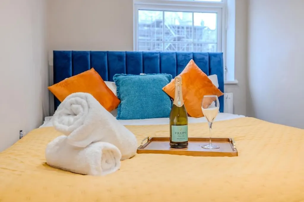 Glamours Two Bedroom Flat I Sleep 6 Guests I Walking Distance To Brighton Beach Apartment