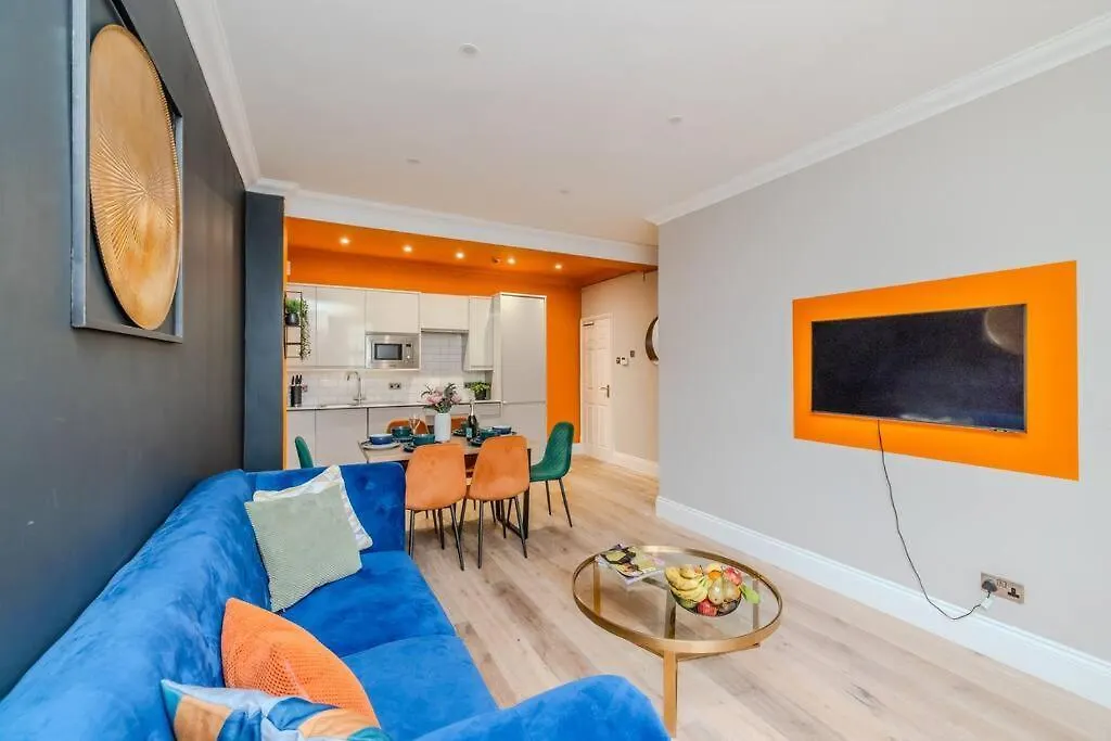 Glamours Two Bedroom Flat I Sleep 6 Guests I Walking Distance To Brighton Beach Apartment