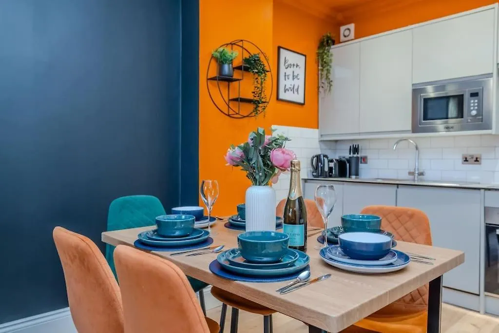 Glamours Two Bedroom Flat I Sleep 6 Guests I Walking Distance To Brighton Beach